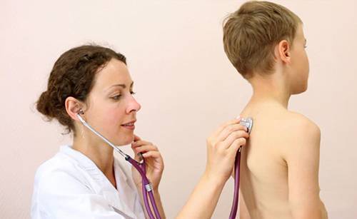 Пневмония у детей: как распознать первые симптомы воспаления легких и вовремя начать лечение?