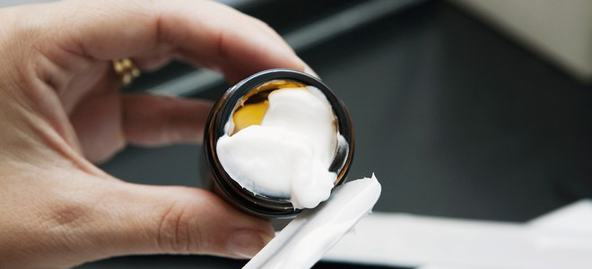 Вазелиновое масло для новорожденных: применение (при запоре, в нос и уши)