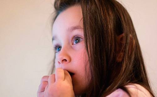 Как отучить ребенка грызть ногти: причины, советы психолога, Комаровского