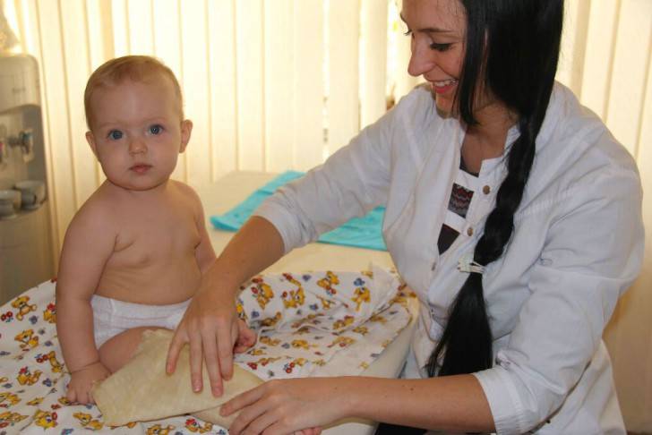 Шелушение и покраснение кожи у ребенка на ногах, ладонях, лице: причины сухости