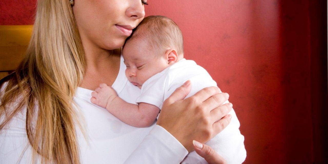 Срыгивание у новорожденных после кормления: причины, почему ребенок срыгивает