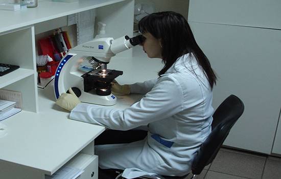 Как собрать кал на анализ у ребенка (грудничка и малыша старше года) и сколько его нужно?