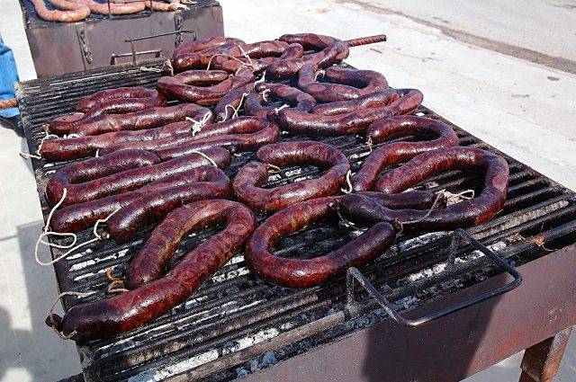 Можно ли сосиски при грудном вскармливании, колбасу и ветчину кормящей маме?