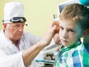 У ребенка опухла шея с одной стороны под ухом: причины, сопутствующие симптомы и лечение