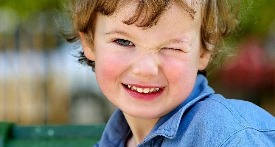 Почему ребенок стал моргать глазами и часто щуриться: причины и лечение