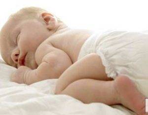 Беспокойный сон у грудничка: новорожденный ребенок тревожно спит, кряхтит, ерзает
