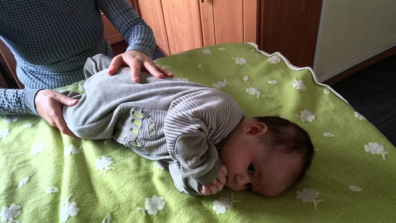 Как научить ребенка переворачиваться с живота на спину (Комаровский)