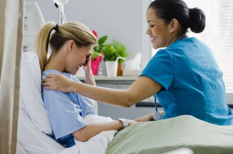 Чем лечить горло при грудном вскармливании: как быстро его исцелить, если болит, что можно делать во время гв маме, чем полоскать, каково мнение комаровского?