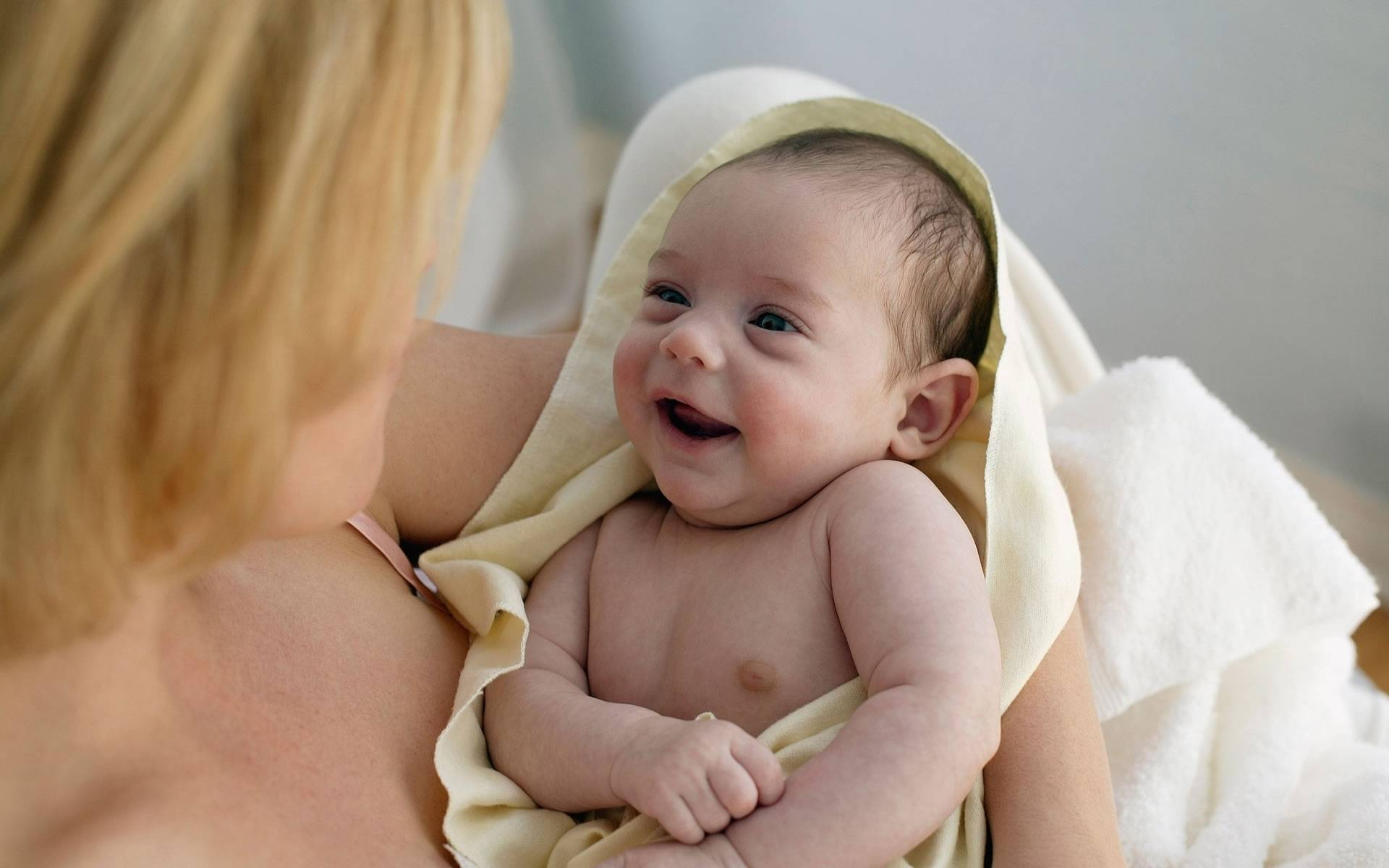 Когда ребенок начинает гулить и агукать: во сколько месяцев, как научить?