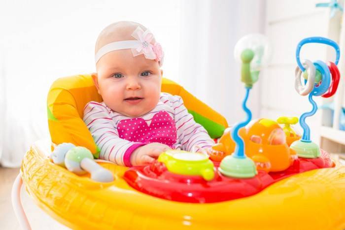 Прыгунки для детей от 6 месяцев, с раннего возраста: за и против (Комаровский)