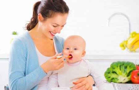 Прикорм в 4 месяца ???? на искусственном вскармливании и грудном: таблица, схема