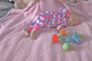 Как научить ребенка переворачиваться с живота на спину (Комаровский)