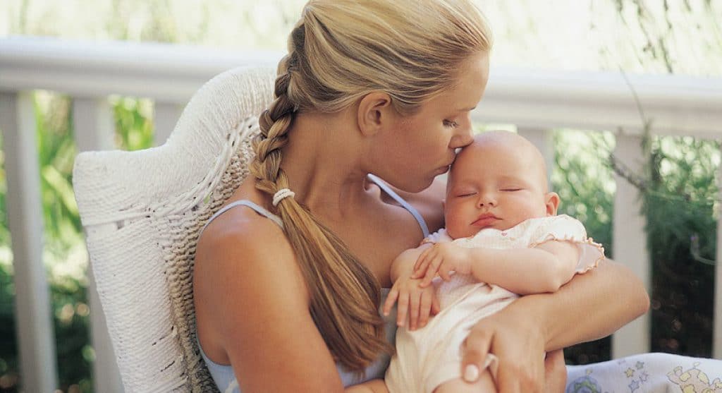 Ребенок не ест смесь, отказывается ее кушать: что делать маме?