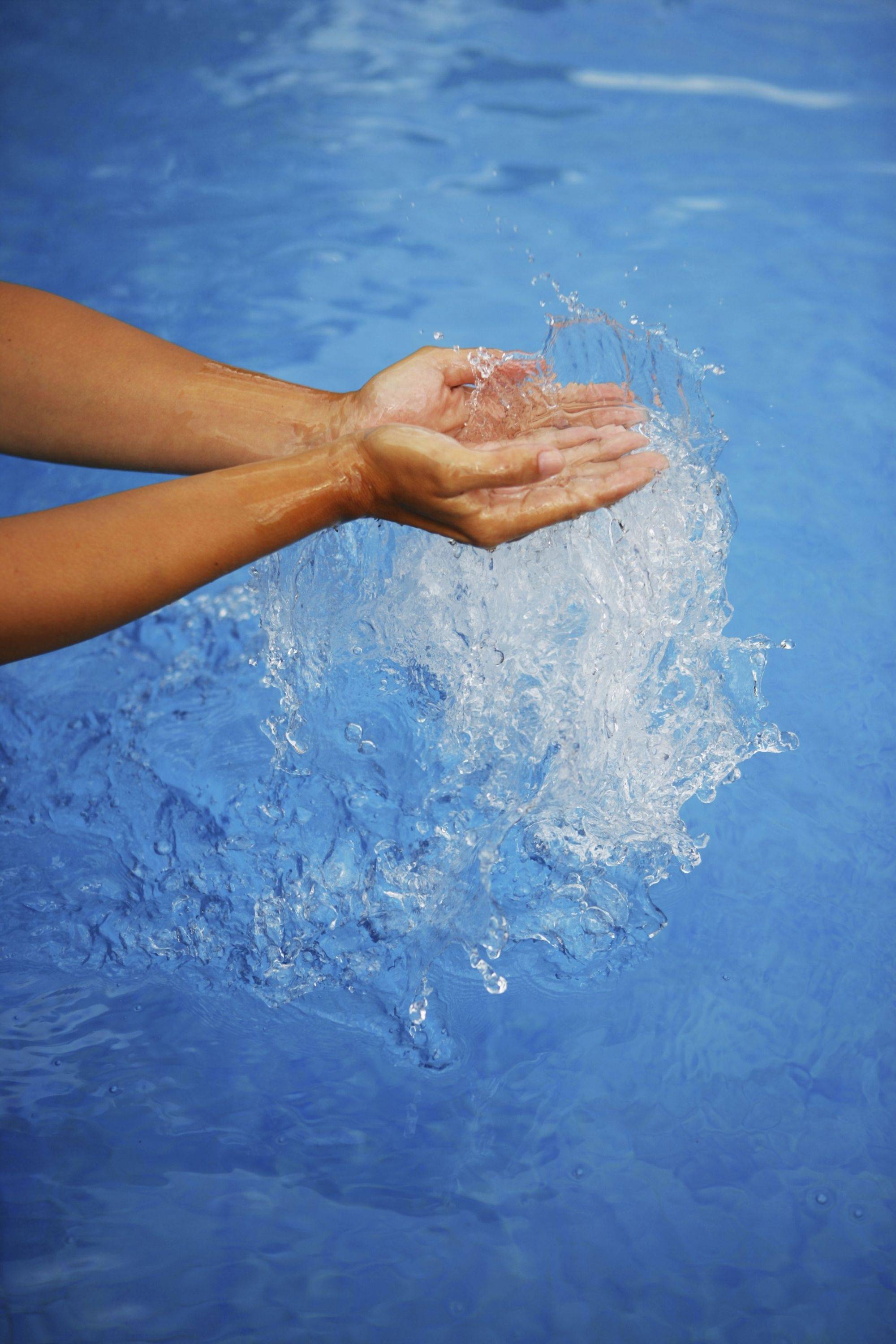 Шелушение и покраснение кожи у ребенка на ногах, ладонях, лице: причины сухости