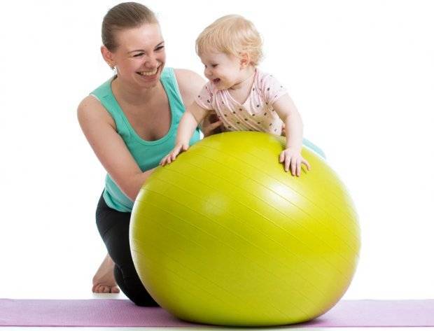 Фитбол для грудничков: упражнения, занятия, гимнастика с детьми от 1-3 месяцев