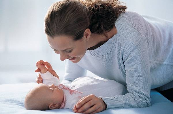 Когда новорожденный начинает улыбаться осознанно и смеяться в голос?