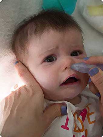 Грудное молоко от насморка у грудничков: можно ли капать в нос ребенку?