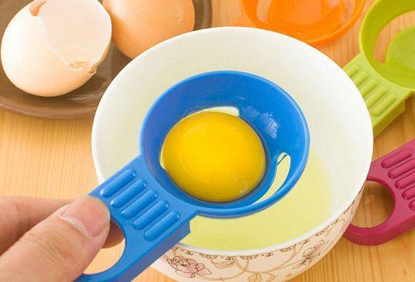 Как вводить желток в прикорм, когда можно давать белок яйца ребенку до года?