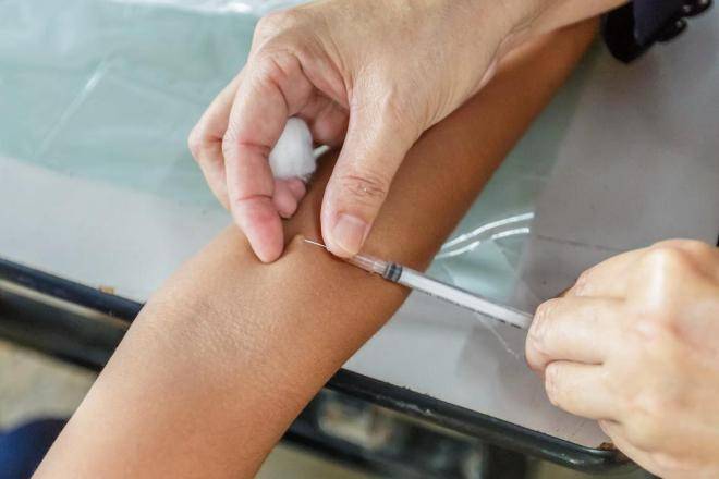 Как уменьшить Манту на руке в домашних условиях - можно ли мазать "Фенистилом" и другими средствами?