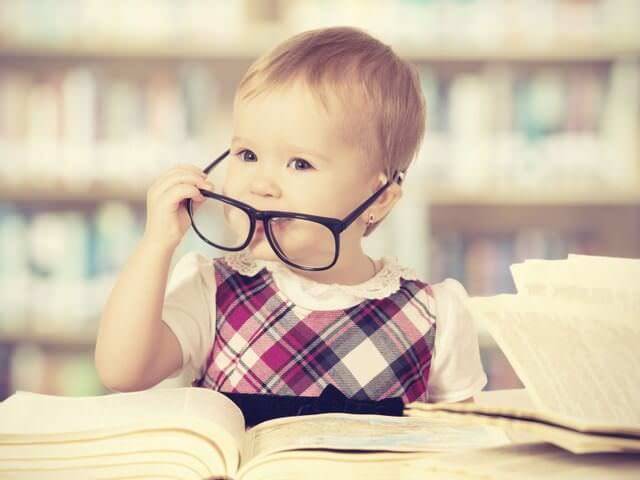 Что должен уметь ребенок в 2 года: развитие и занятия в домашних условиях