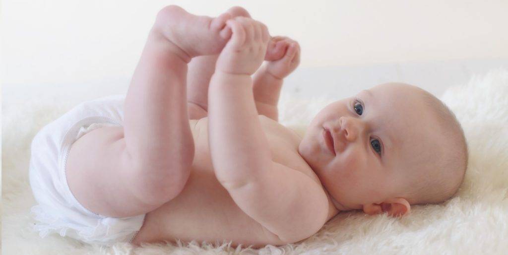 Развитие ребенка в 4 месяца: питание, рост и вес, уход за мальчиком, девочкой