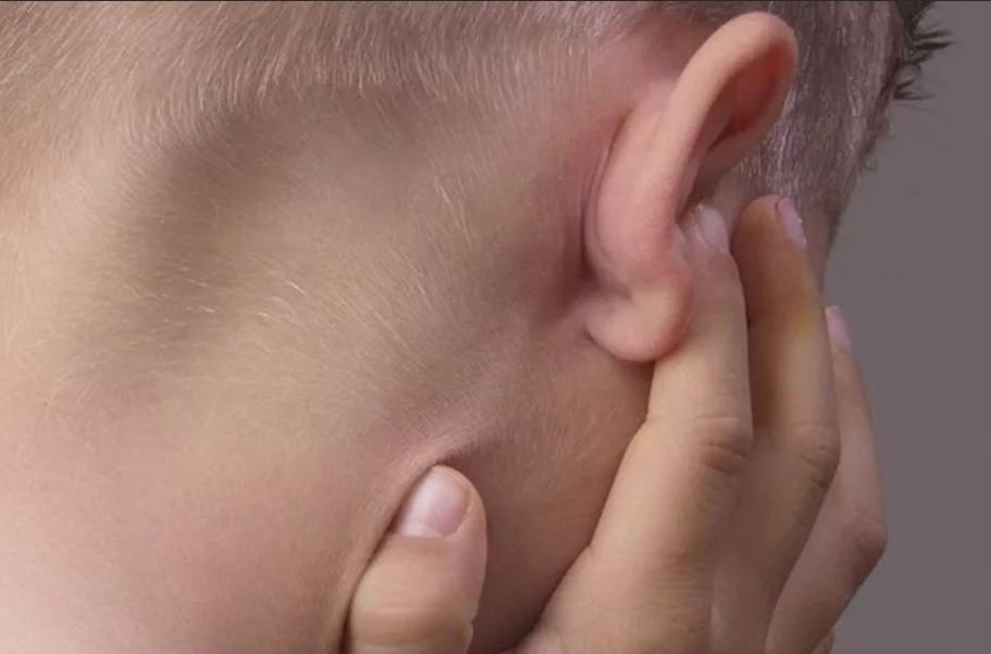 Что означает появление шишки за ухом на кости у ребенка: причины и лечение уплотнений