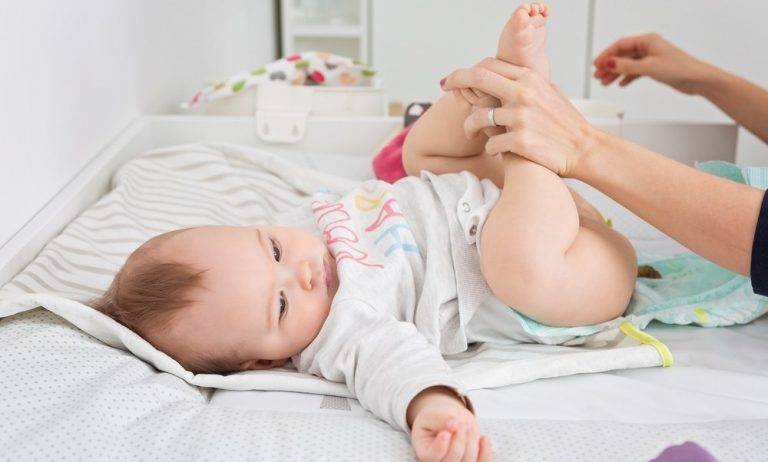 Прожилки крови в кале у грудничка на грудном вскармливании (Комаровский)