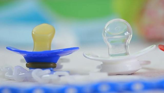 Ортодонтическая пустышка: фото и лучшие ортопедические соски от 0 до 6 месяцев