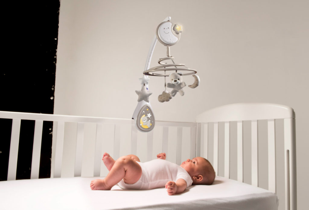 Мобиль на кроватку для новорожденных своими руками: мастер-класс и идеи