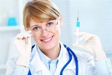 Какие прививки делают детям в 3 месяца: график вакцинации и побочные реакции