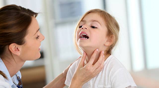 Стоматит в горле у ребенка (с фото): способы лечения язвочек на миндалинах