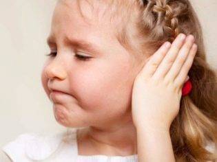 У ребенка опухла шея с одной стороны под ухом: причины, сопутствующие симптомы и лечение
