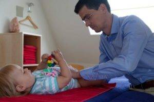 У ребенка болит живот и рвота без температуры: что делать, как помочь малышу?