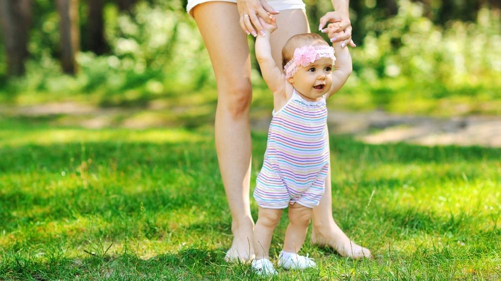 Как развивать ребенка в 11 месяцев: игры, занятия, игрушки