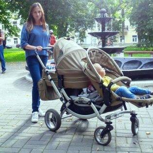 Коляски для двойни: рейтинг лучших - трость, универсальные модели