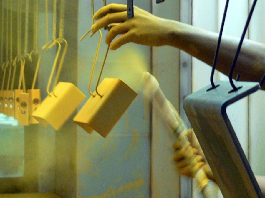 Как сделать цветной песок в домашних условиях своими руками и чем покрасить состав?