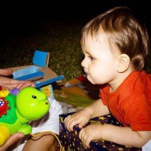 Чем кормить малыша в 1 год: таблицы с рационом и режимом питания годовалого ребенка