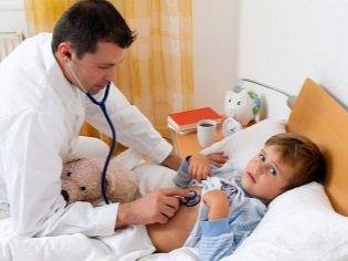 Причины появления неприятного запаха из уха у грудничка и способы устранения проблемы