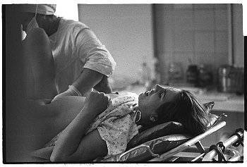 Выкидыш на позднем сроке беременности: причины, лечение и последствия