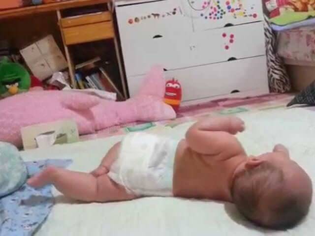 Как научить ребенка переворачиваться с живота на спину (Комаровский)