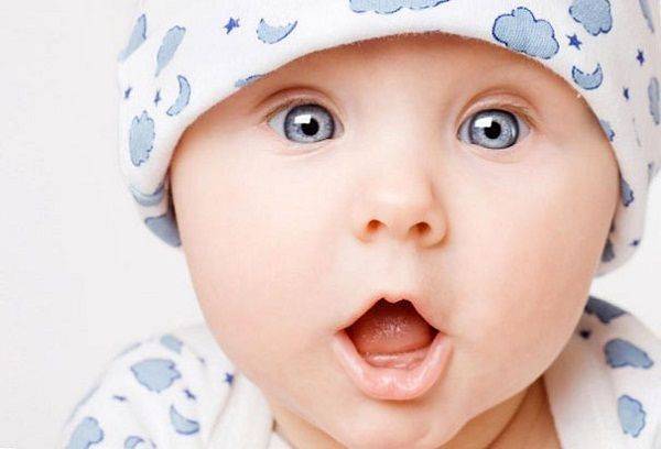 Когда ребенок начинает гулить и агукать: во сколько месяцев, как научить?