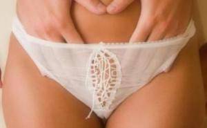 Задержка месячных и белые выделения при отрицательном тесте: причины, боль и другие симптомы