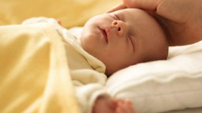 Что должен уметь ребенок в 8 месяцев: критерии развития мальчика, девочки