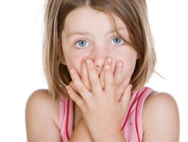 Причины появления неприятного запаха из уха у грудничка и способы устранения проблемы