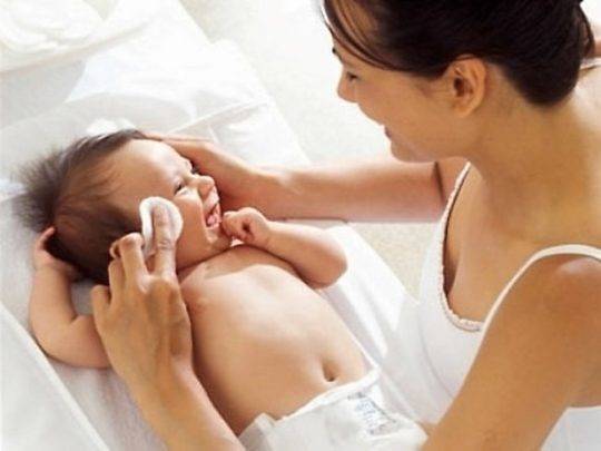 Причины появления неприятного запаха из уха у грудничка и способы устранения проблемы