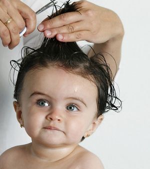 Зачем ребенка стричь в год: первая стрижка новорожденного, что, если он боится?