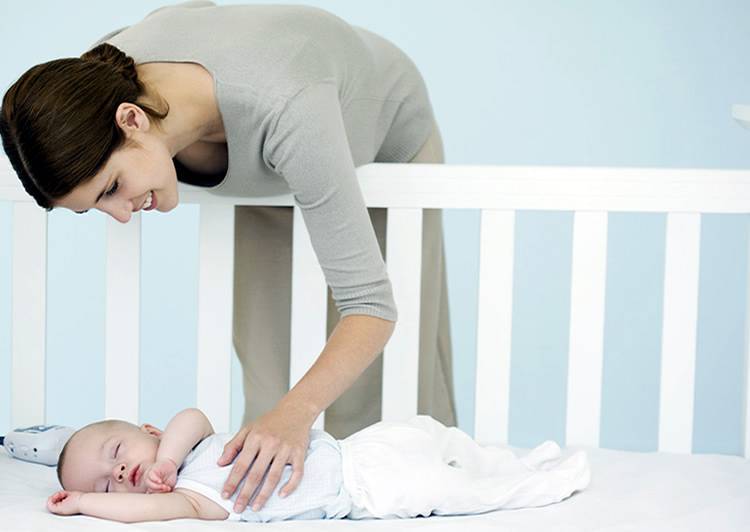 Почему ребенок плачет во сне и не просыпается: что делать и как помочь