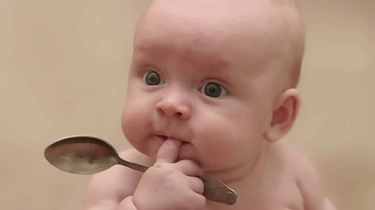 Сопли при прорезывании зубов: как лечить насморк до года (Комаровский)?