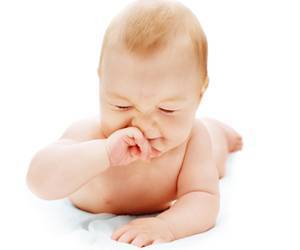 Ребенок чешет уши и голову - почему грудничок постоянно трет эти места?