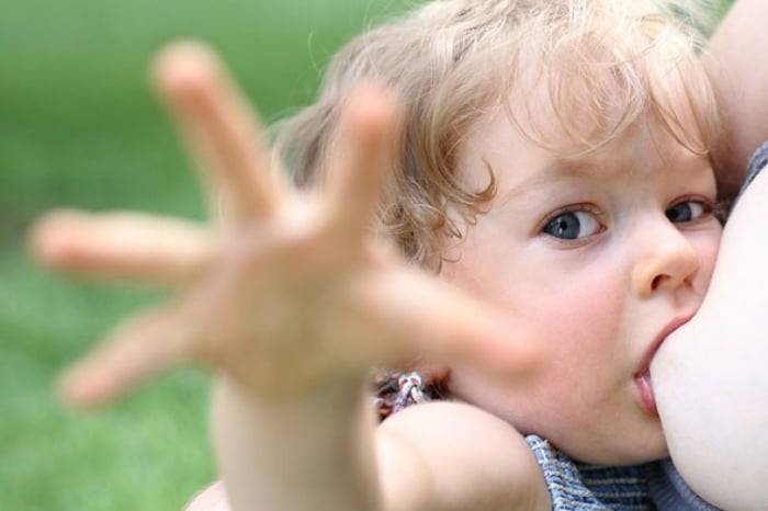 Мало молока у кормящей матери ????: что делать, чтобы было больше, что нужно кушать?